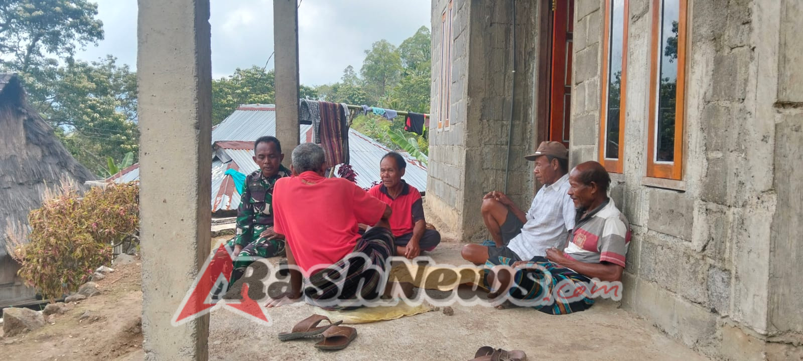 Sertu Bastian Dala Ajak Warga Dusun Toba Jaga Kesehatan dan Keamanan Wilayah