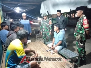Sholat Isya Berjamaah dan Patroli Siskamling, Anggota Koramil Donggo Kukuhkan Soliditas di Desa Bajo