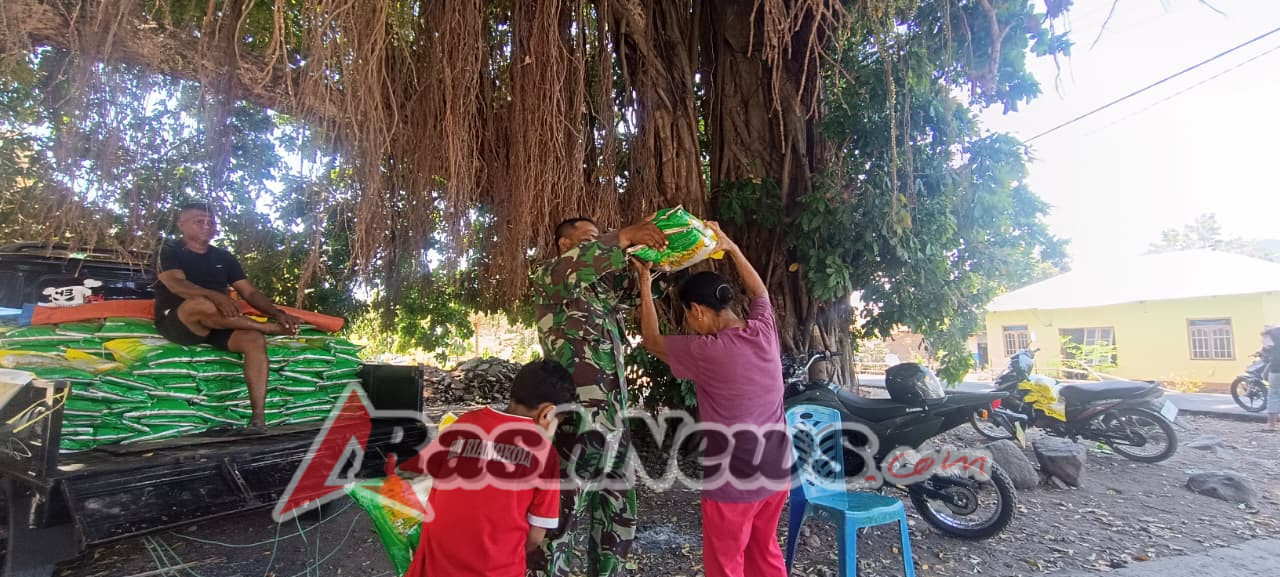 Kodim 1624/Flotim Bersama BULOG Salurkan 2Ton Beras Murah di Desa Riangkoli