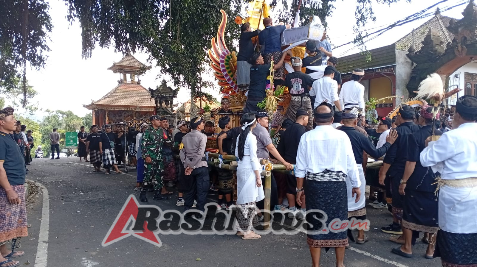 Gotong Royong TNI-Polri dan Pecalang, Upacara Ngaben di Desa Undisan Kelod Berjalan Khidmat dan Aman