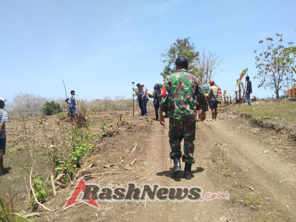 Pendampingan Babinsa Walakaka Pastikan Pengukuran Tanah di Desa Hobawawi Aman dan Lancar