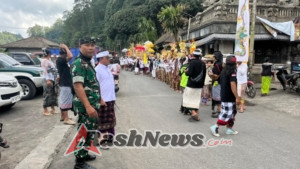 TNI Hadir di Tengah Warga, Babinsa Landih Kawal Prosesi Adat ke Pura Ulundanu Songan