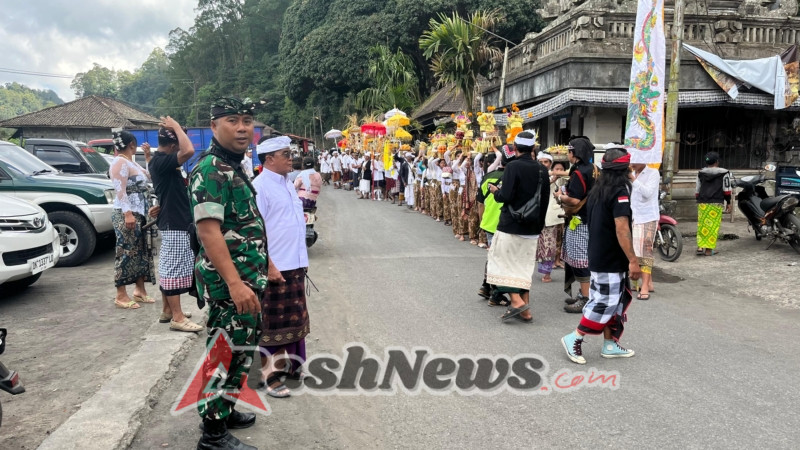 TNI Hadir di Tengah Warga, Babinsa Landih Kawal Prosesi Adat ke Pura Ulundanu Songan