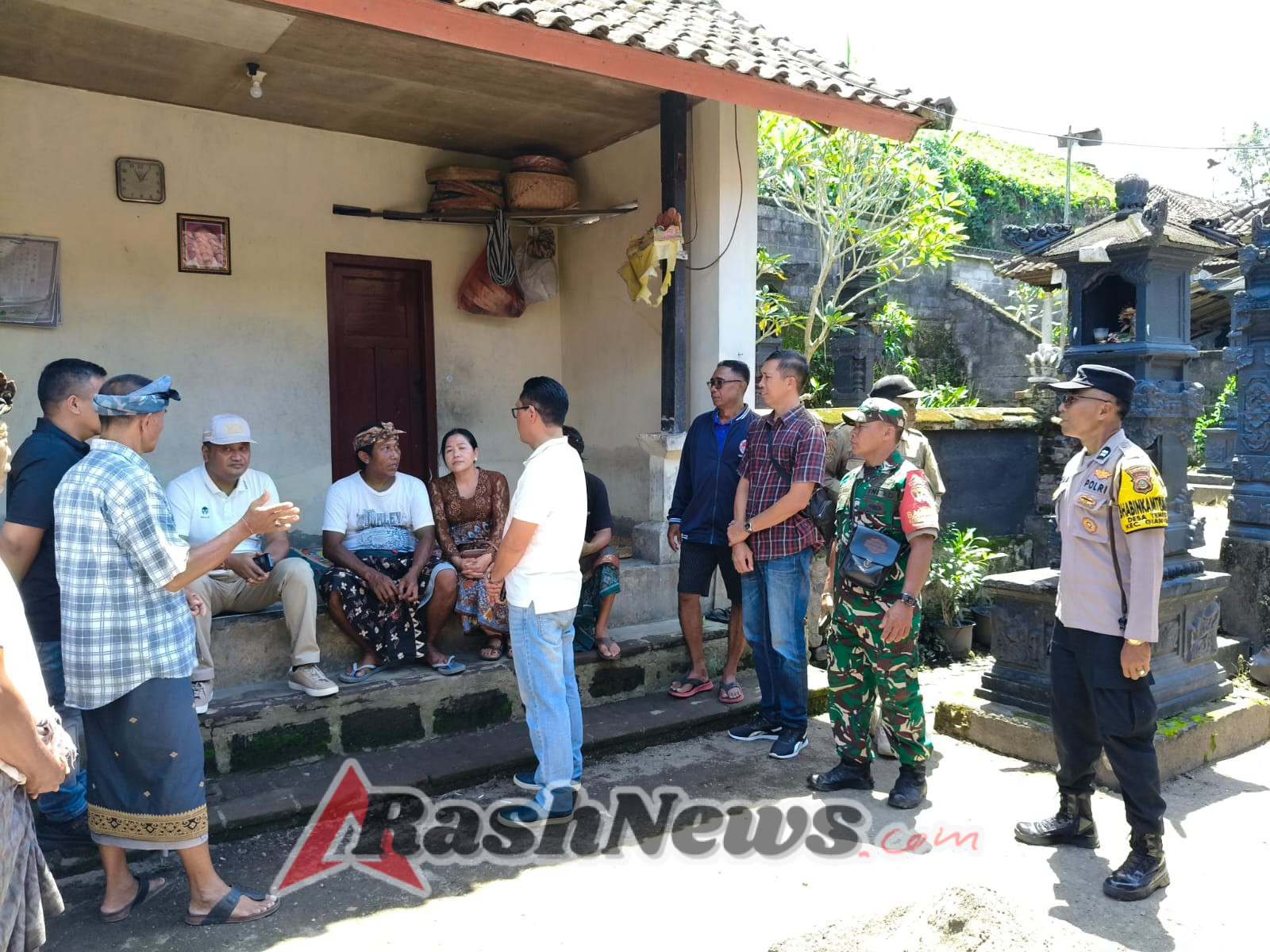 Babinsa Temesi Hadir Berikan Dukungan Moril di Tengah Musibah Warga Binaan