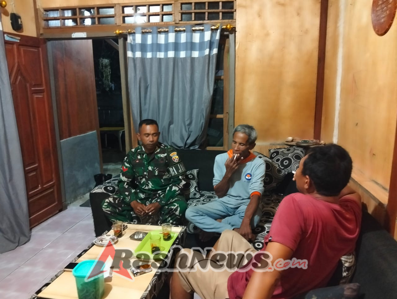 Babinsa Poto Tano Sambangi Warga Saat Patroli Malam, Beri Imbauan Keamanan