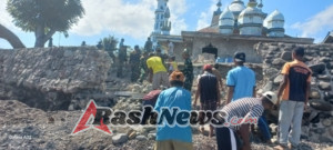 TNI dan Warga Renovasi Penahan Ombak Masjid Nurul Islamiyah Weileing