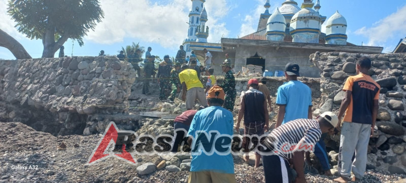 TNI dan Warga Renovasi Penahan Ombak Masjid Nurul Islamiyah Weileing