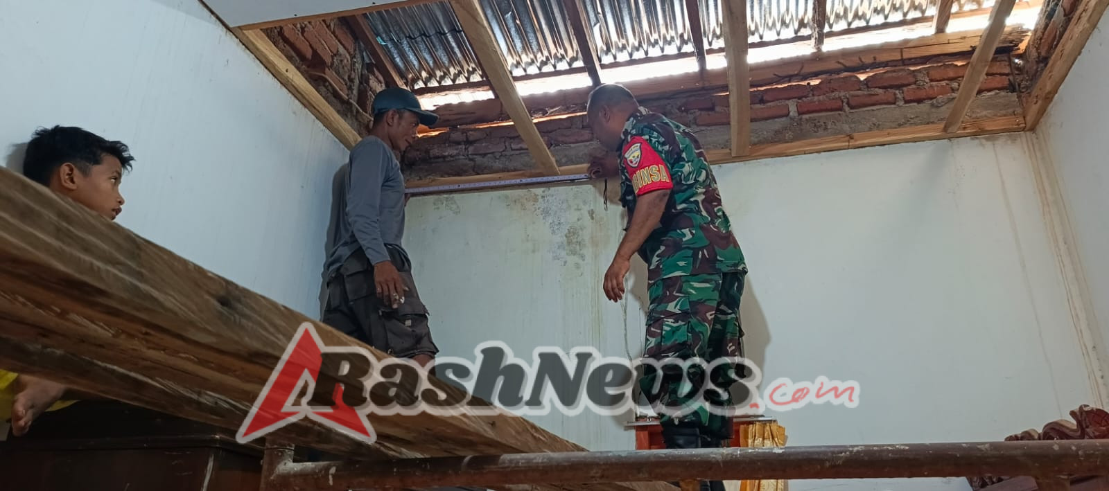 Babinsa Koramil 1618-04/Bisel Bantu Pemasangan Plafon Rumah Warga Di Desa Nunmafo