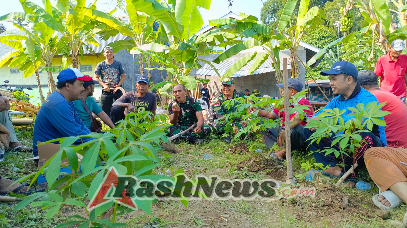 TNI Dan Rakyat Manunggal, Koramil Bersama Masyarakat Desa Kampung Gelgel Gotong Royong Bersihkan Gulma Tanaman Di Lahan Hanpangan