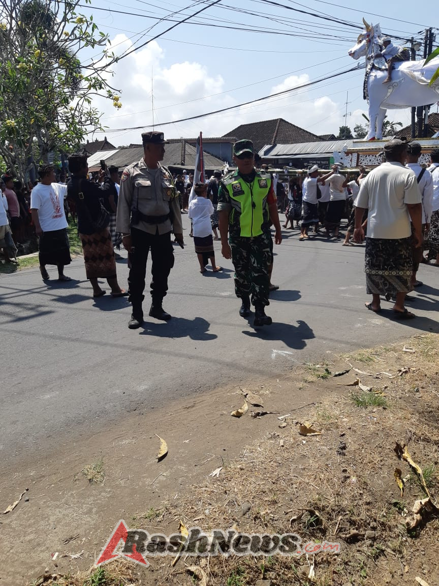 Sinergi Babinsa, Bhabinkamtibmas dan Pecalang Wujudkan Kelancaran Prosesi Upacara Pitra Yadnya