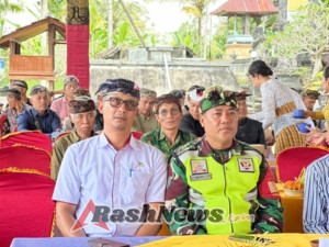 Kehadiran Babinsa Manukaya Perkuat Kebersamaan dalam Pengukuhan Bendesa dan Prajuru Adat