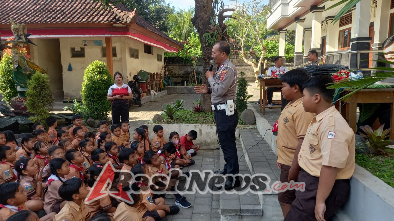 Kenalkan Budaya Tertib Lalu Lintas Sejak Dini, Sat Lantas Polres Badung Sambangi SDN 1 Mambal