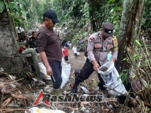 Bhabinkamtibmas Desa Pering Bersama TNI dan Warga Gelar Kerja Bakti di Aliran Sungai