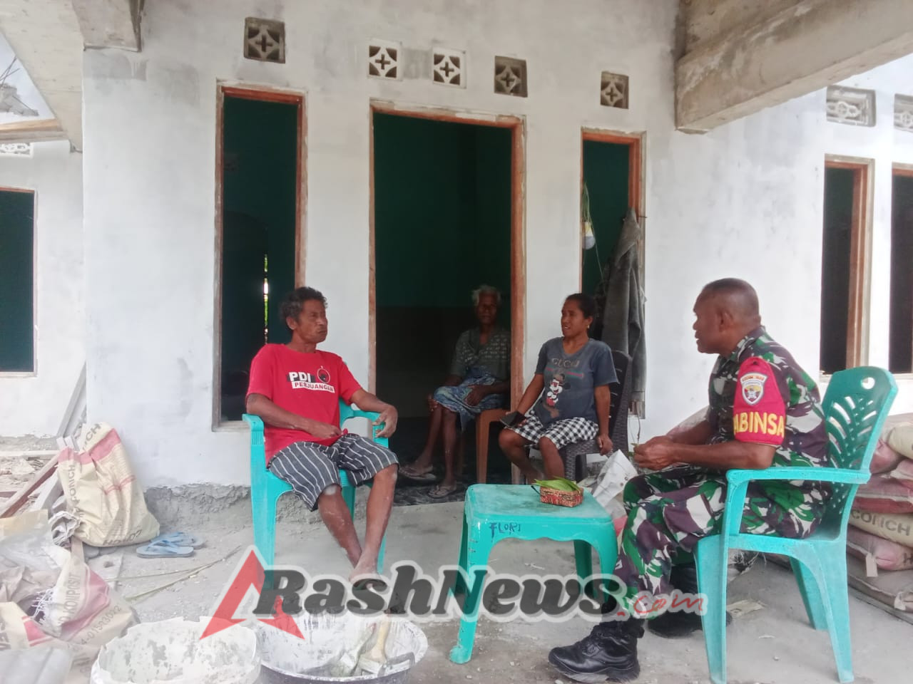 Komsos Dengan Warga, Babinsa Himbau Siapkan Lahan Pertanian Sebelum Musim Hujan Tiba