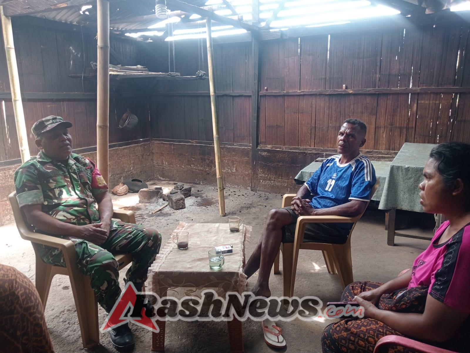 Tingkatkan Kewaspadaan Cuaca Ekstrem, Babinsa Detusoko Imbau Warga Saat Komsos