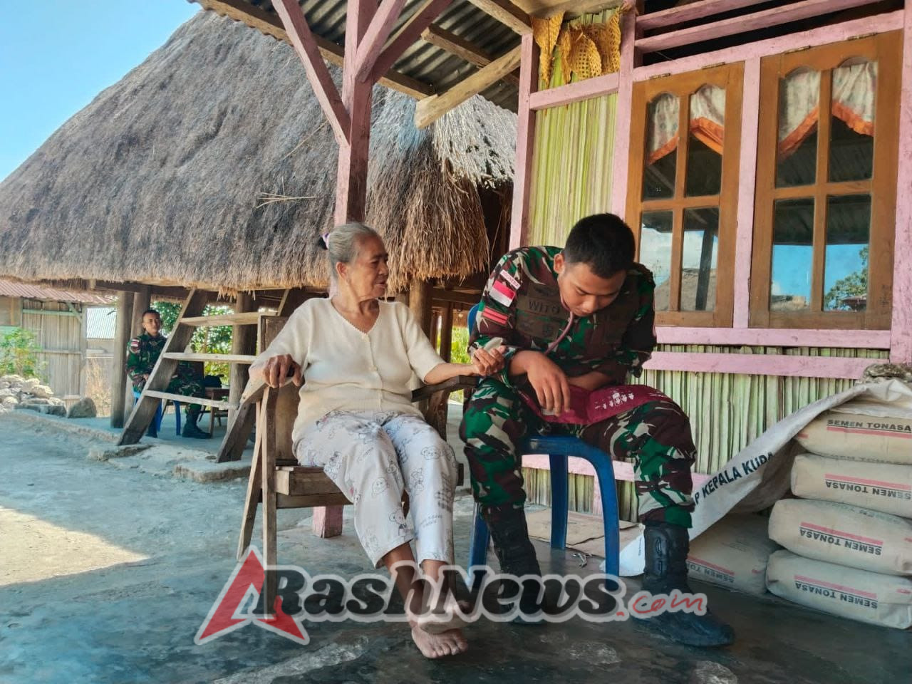 Yonarmed 12 Kostrad Berikan Pelayanan Kesehatan Gratis dengan Setulus Hati di Tapal Batas