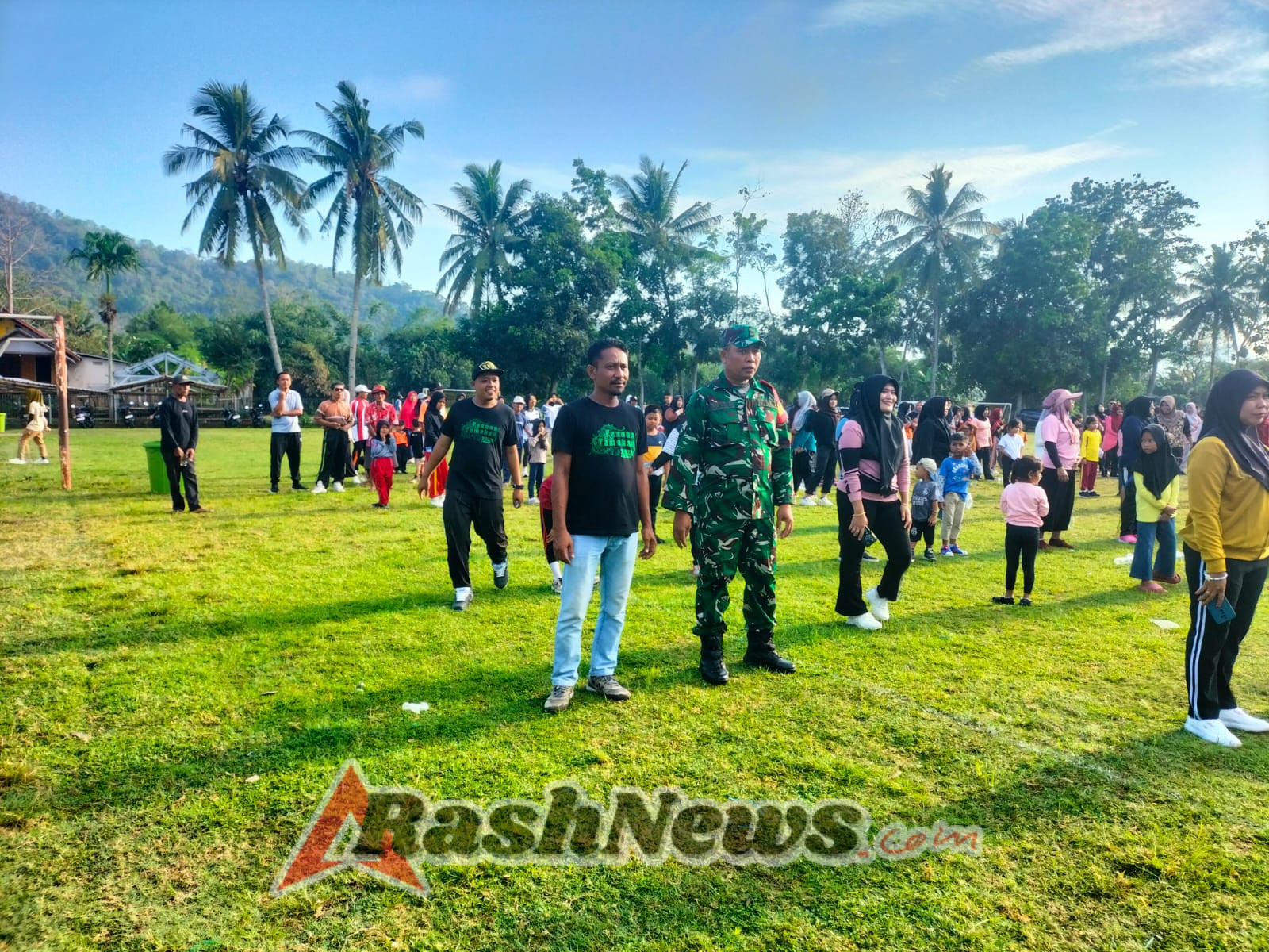 Sinergi Babinsa, Bhabinkamtibmas, dan Warga Warnai Senam Massal Pesona Tamekan 2025