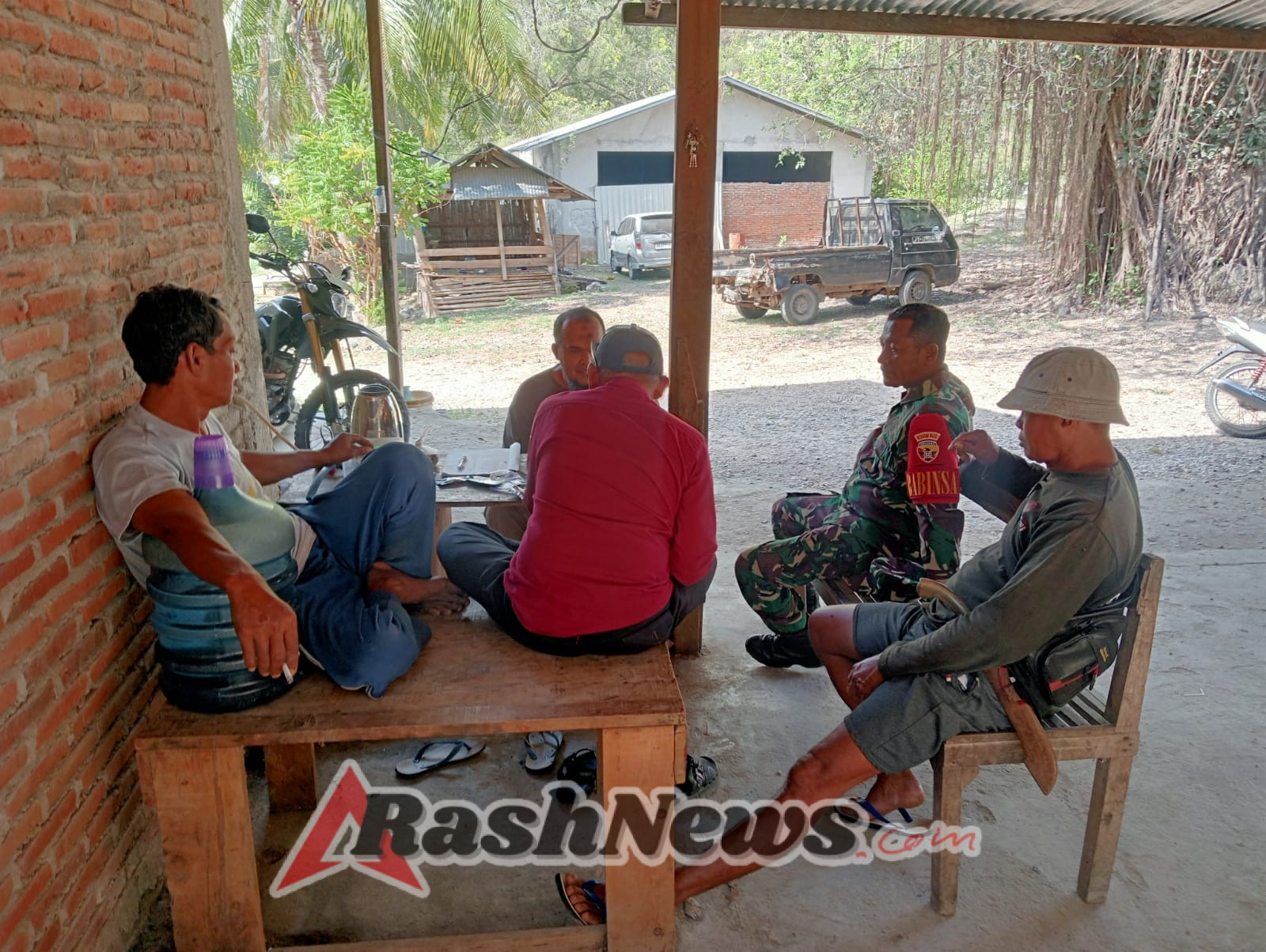 Lewat Komsos, Babinsa Desa Beru Dorong Warga Ciptakan Lingkungan Aman dan Rukun