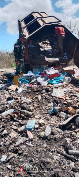 Sinergi Babinsa dan Dinas Perkim Wujudkan Kebersihan Lingkungan di Rote Ndao