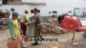 Membangun Wilayah Bersama Warga, Babinsa Bantu Gotong Royong Pengecoran Jalan