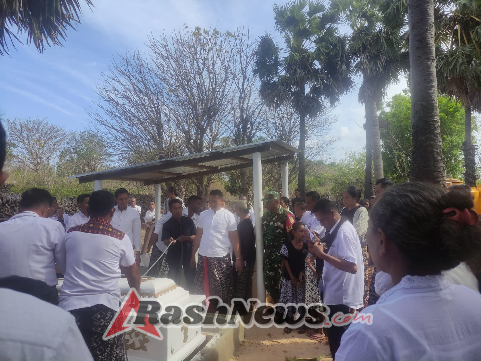 Babinsa Turut Menguatkan Prajurit Yonif 743/PSY di Tengah Kedukaan