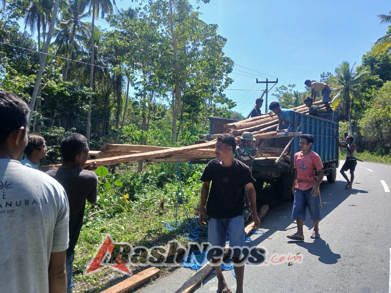 Kebersamaan TNI-Rakyat, Babinsa Harona Kalla Terjun Bantu Angkut Kayu