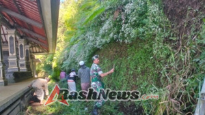 Sinergi Babinsa Sukawana dan Warga Jaga Kebersihan Pura Puncak Penulisan Lewat Gotong Royong