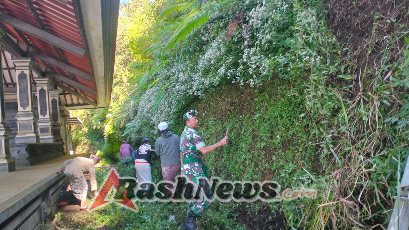Sinergi Babinsa Sukawana dan Warga Jaga Kebersihan Pura Puncak Penulisan Lewat Gotong Royong