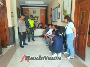 Ringankan Beban Warga, Babinsa Bitera Dampingi Disnaker Salurkan Bantuan