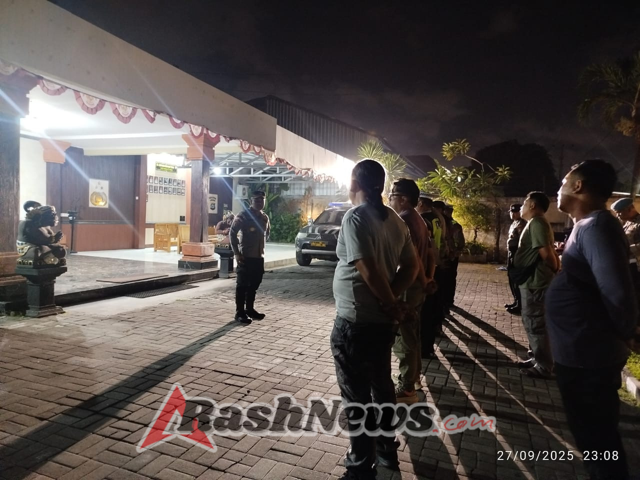 Kapolsek Dentim Pimpin Apel Atensi Malam Minggu, Pastikan Warga Beraktivitas dengan Aman