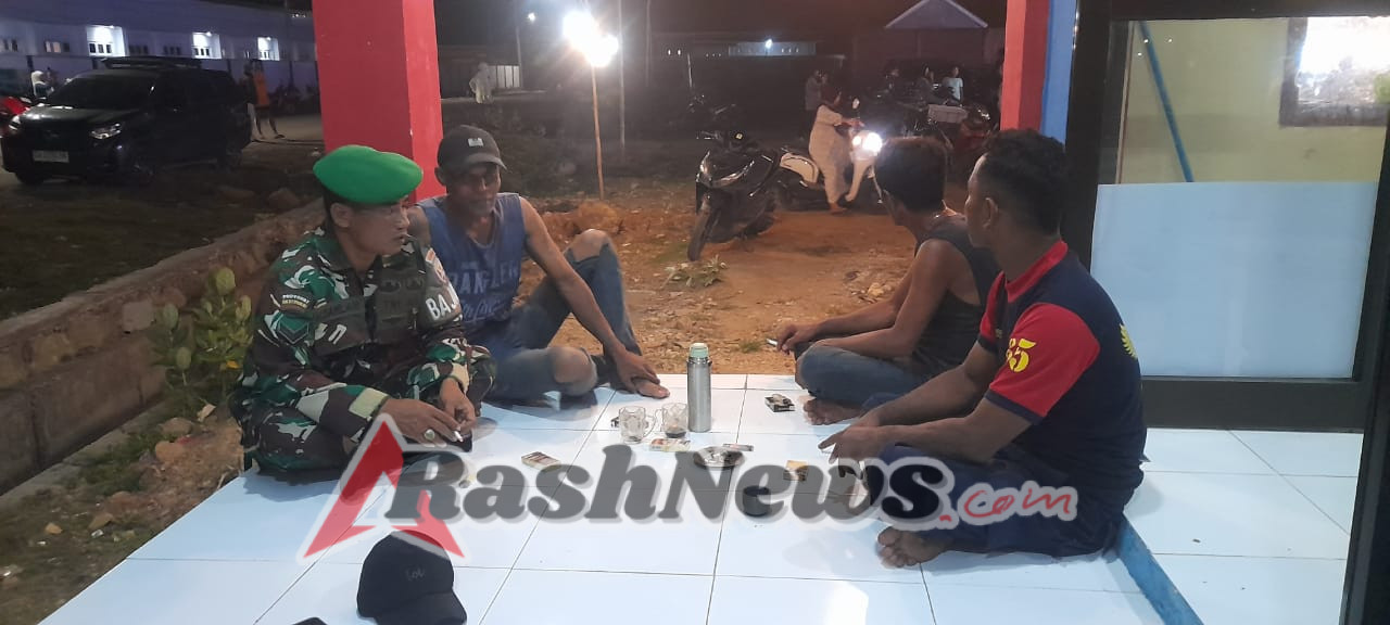 Babinsa Ajak Warga Seteluk Ciptakan Lingkungan Kondusif di Malam Hari