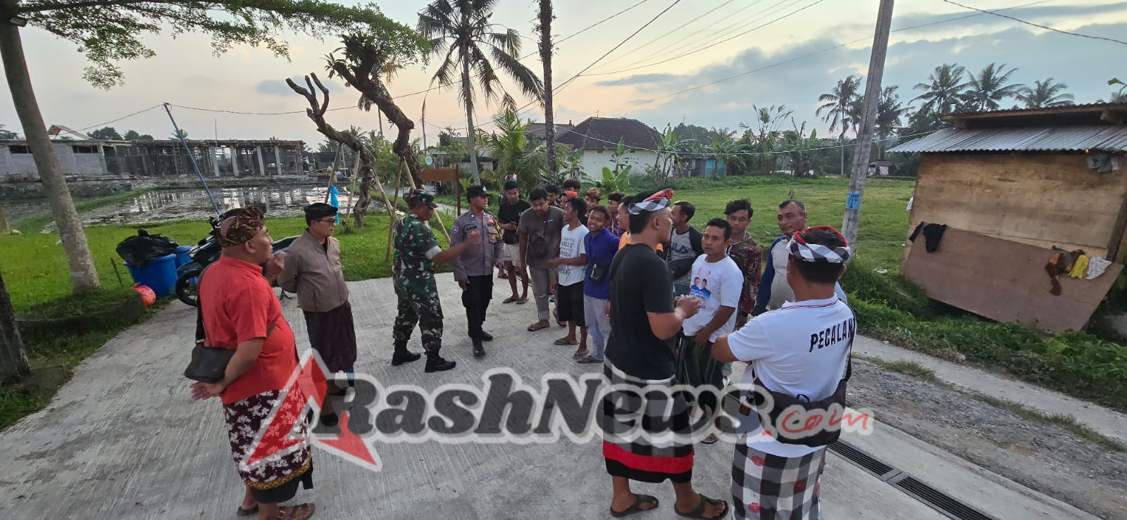 Babinsa Tegallalang Tegaskan Pentingnya Identitas Kependudukan Bagi Warga Pendatang