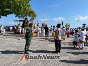 Kawal Upacara Melasti, Babinsa Kutampi Tegaskan Kebersamaan Menjaga Tradisi Leluhur