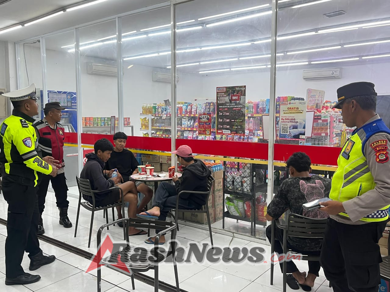 Polsek Rendang Patroli Dialogis Kamtibmas Dengan Anak-anak Remaja Yang Ditemui Saat Patroli
