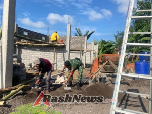 Babinsa Maurole Perkuat Kemanunggalan dengan Masyarakat Lewat Pembangunan Rumah