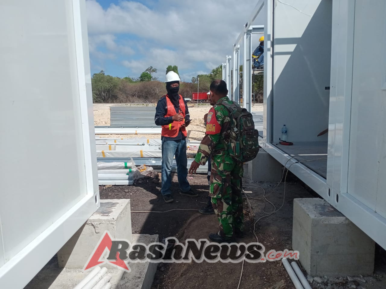 Babinsa Kodim 1627/RN Laksanakan Pengamanan Kawasan Sentra Industri Garam Nasional