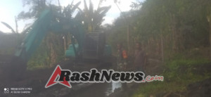 Babinsa Koramil 1602-04/Maurole Awasi dan Bantu Perbaikan Irigasi di Kecamatan Kotabaru