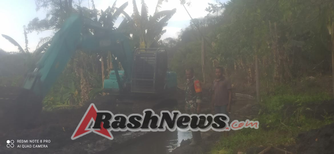 Babinsa Koramil 1602-04/Maurole Awasi dan Bantu Perbaikan Irigasi di Kecamatan Kotabaru