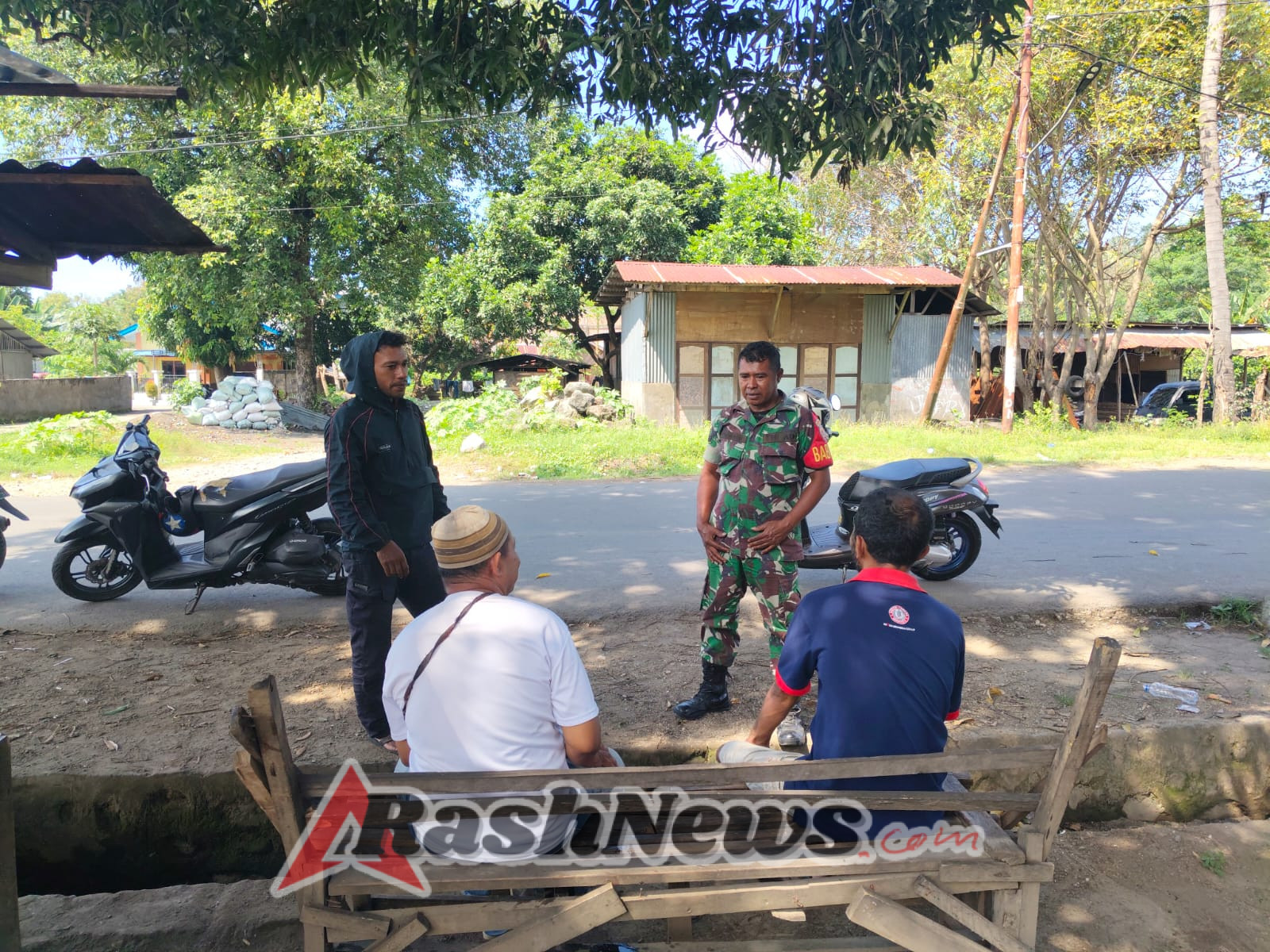 Babinsa Ende Aktif Pantau Kondisi Keamanan Desa Riaraja, Ajak Warga Waspada