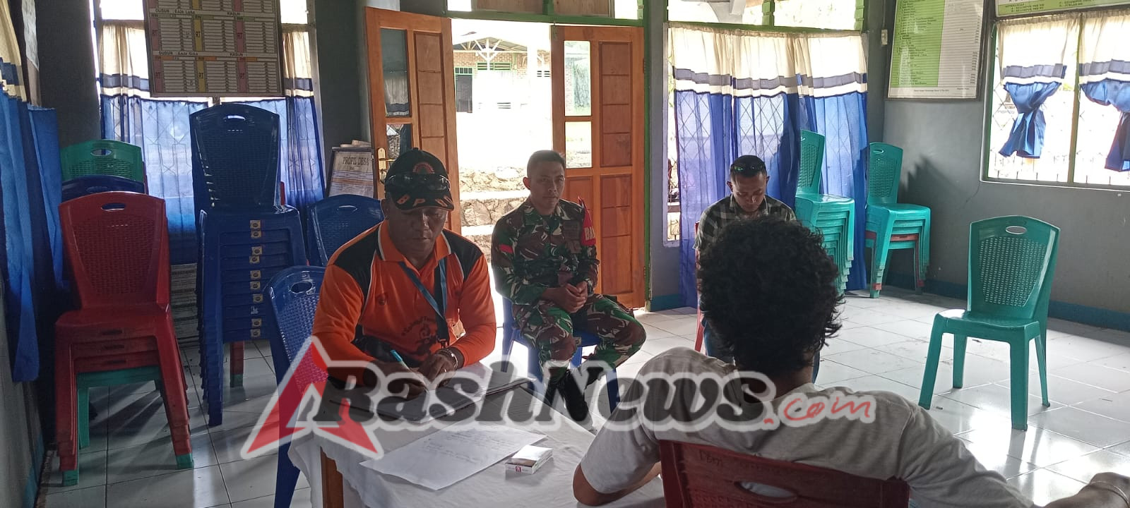 Babinsa Jalin Silaturahmi dengan Perangkat Desa di Baobolak