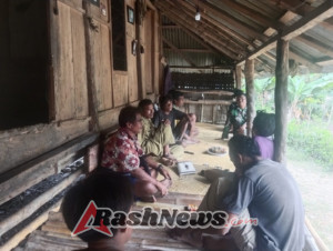 Babinsa Komsos dengan Warga Desa Laboya Bawah