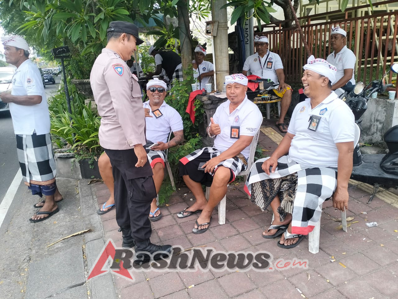 Polsek Kuta Bersama Pecalang Amankan Upacara Mecaru di Pura Dalem Tuban