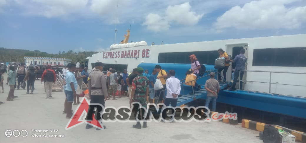 Babinsa Koramil 1627-01/Baa Pantau Arus Kapal Bahari Express 8E di Pelabuhan Ba’a