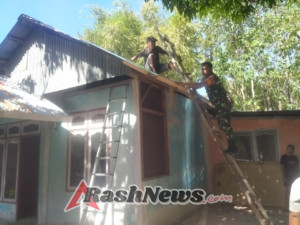 Monitoring Wilayah, Babinsa Sekaligus Gotong Royong Pasang Atap Rumah Warga