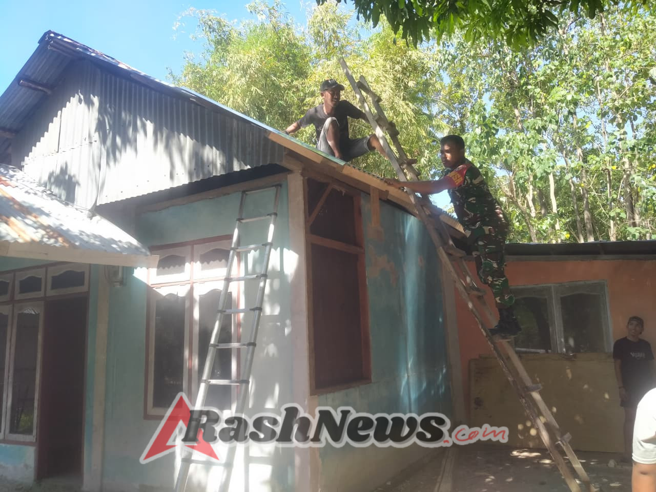 Monitoring Wilayah, Babinsa Sekaligus Gotong Royong Pasang Atap Rumah Warga