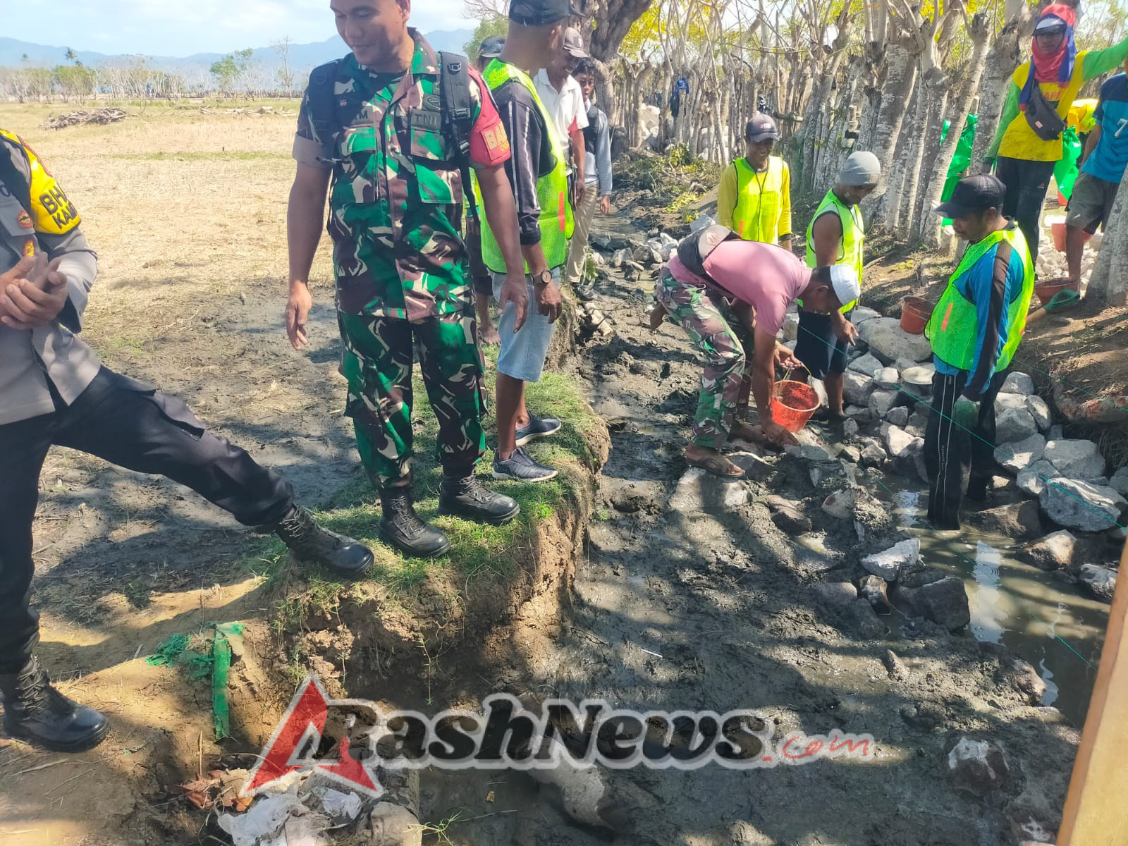 Babinsa Hu’u Dampingi Peletakan Batu Pertama Pembangunan Irigasi P3TGAI