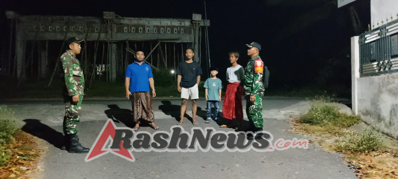 Cegah Dini Kejahatan di Wilayah, Babinsa Bersama Ormas Lakukan Patroli Malam