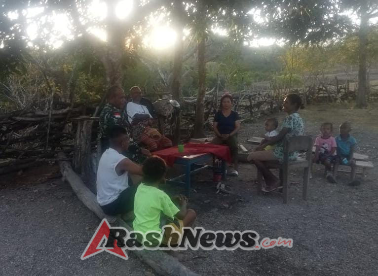 Babinsa Koramil 1618-05/Biut, Serda Daniel Taseseb, Laksanakan Komsos di Desa Tualene Bahas Kesehatan Keluarga