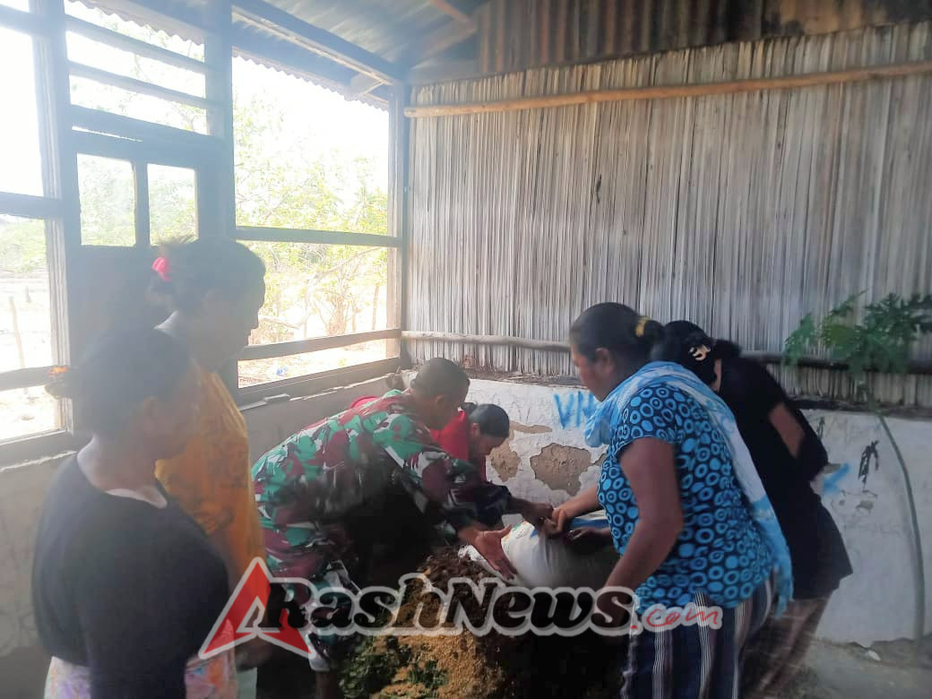 Babinsa Serda Kono Beri Pelatihan Pembuatan Pupuk bokashi Bagi PKK Desa Umaklaran