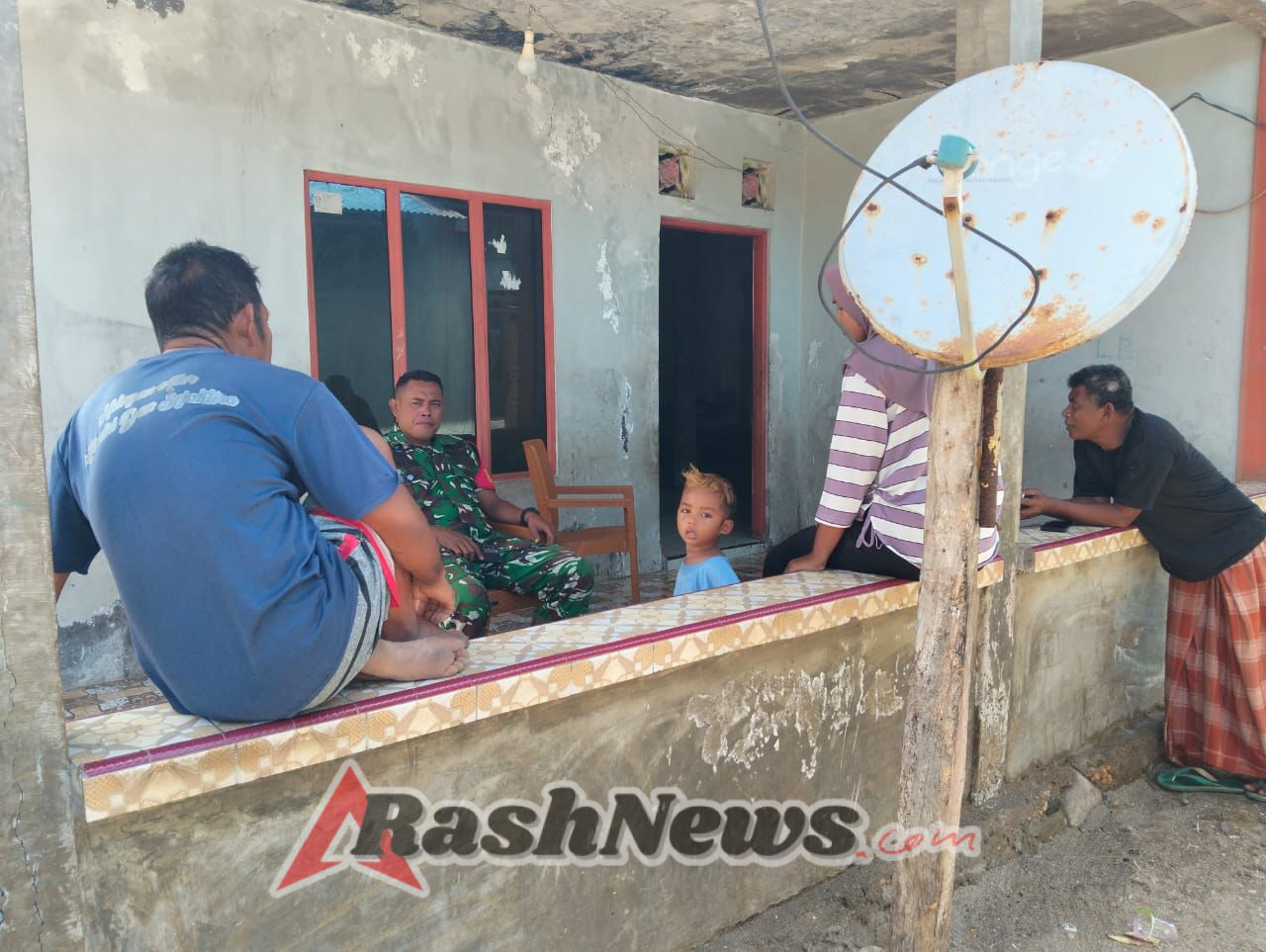 Komsos Babinsa di Desa Wailawar Wujud Kedekatan TNI dengan Rakyat